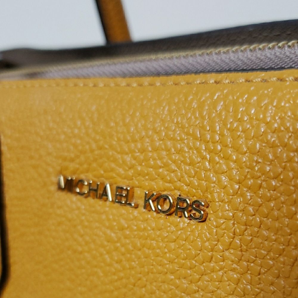 Michael KorsĀ Large Mercer Convtertable Merigold ToteāW/āCrossbodyāStrap - Picture 7 of 16